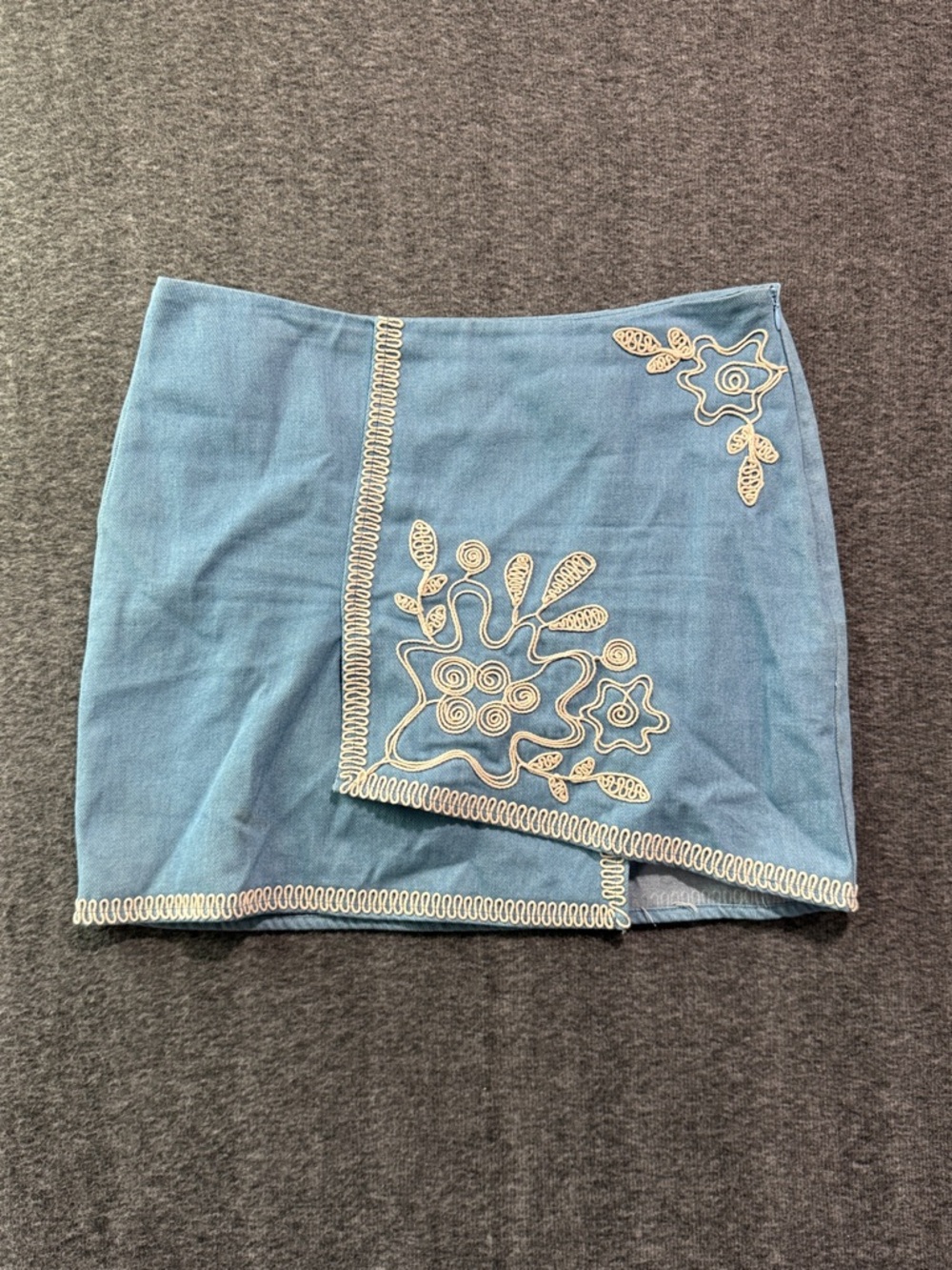 Moon River Light Blue Mini Skirt with Cream Floral Embroidery Size Large